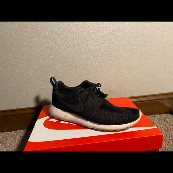 Nike Roshe One Shoes - Picture 3 of 3